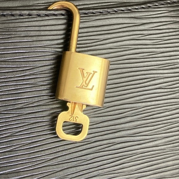 Louis Vuitton 🔐 312 - Picture 1 of 5